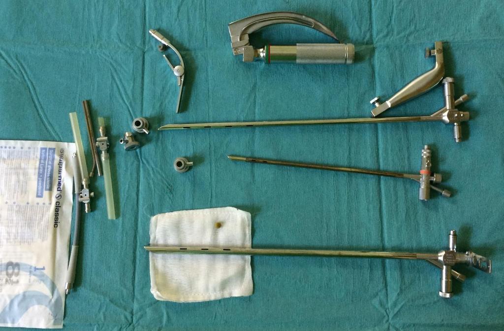 Ábra 14.1. Merev bronchoscopok és laryngoscope.