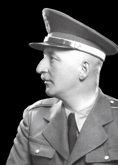 1930-ban felvételt nyert az Iparművészeti Főiskolára, utána pedig a Képzőművészeti Főiskolán folytatta tanulmányait, Bory Jenő tanítványa, majd tanársegédje lett.