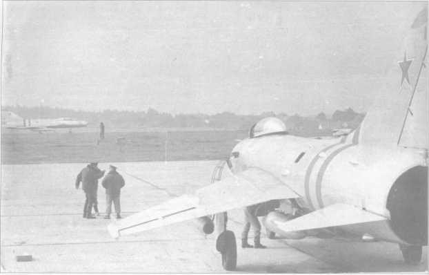 Su-7UM red 89 and Su-7B with intervention red stripes, Kunmadaras 1968 Az 1. ezred Szu-7UM/B gépei csehszlovák intervenciós gyűrűkkel 28BMs/U were based to Kunmadaras. In the spring of 1983 the 1.