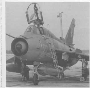 gárda-vadászbombázó ezredből Su-17M4Rs red 27 and 28' and red 22 of 328. ograp Szu- 17M4R-k (piros 27, 28 és 22), 328.