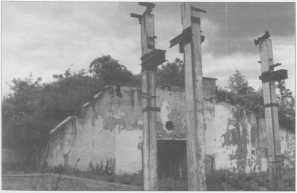 The commanding buildings, museums, training corpses, meteorological service, parachute-laundry, under-surface commanding points, and the álért buildings were all based near the taxiway at the