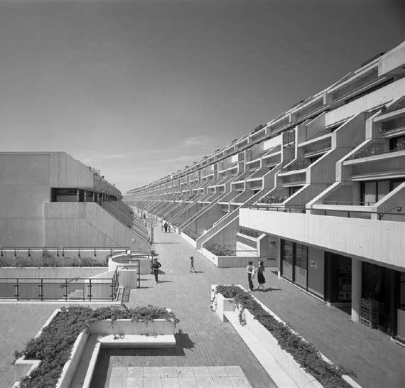 53 Alexandra Road Estate. Fotó: Martin Charles/RIBA Collections A kertről sem szabad elfeledkeznünk, ami mintegy folytatja az épület által megkezdett feltárulkozást.