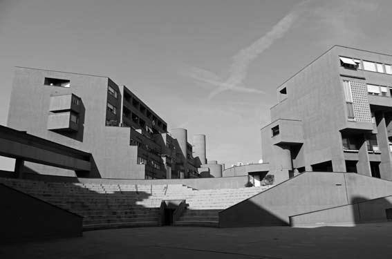 69 Kritika kategória, dicséret Aldo Rossi és Carlo Aymonino lakónegyede Milánóban s z ö v e g te x t: Harangi Attila A második világháború utáni súlyos lakásválság kezelését Milánóban a város északi