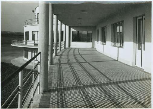 85 A repülőtér várócsarnoka A repülés élménye körképpel, Ágh András felvétele, 2006 A Budaörsi repülőtér fogadóépületének terasza, 1937. Marsovszky Elemérné felvétele.