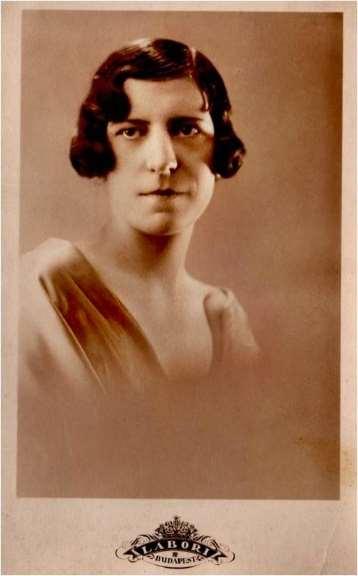 Családom, születésem, gyerekéveim 1941. június 18.-án születtem Budapesten a Bethesda Kórházban. Édesanyám Lay Ilona, Olga, Hőlak-Trencsén Tepliczen született 1904-ben.