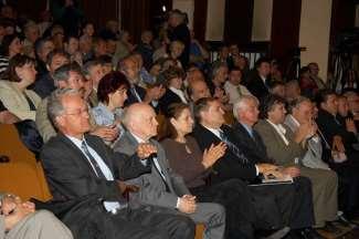 gazda is állítólag miatta lett öngyilkos. 2006.-ban több budakalászi polgár bíztatására képviselővé jelöltettem magam.