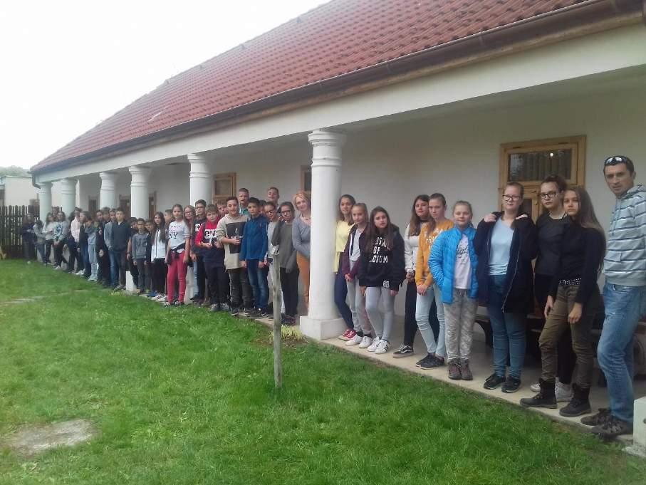Velünk történt, rólunk szól Élményekkel feltöltődve, és kicsit szomorúan szálltunk fel még egyszer a buszra, és immáron Magyarország felé vettük az irányt.