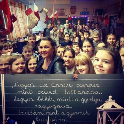 Decemberi ünnepek Advent karácsony a Garayban A megszokottól eltérően a karácsonyi várakozást énekléssel tette meghittebbé iskolánk közössége.