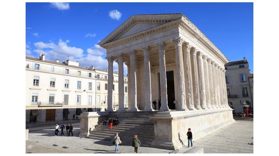Nimes-i Maison Carrée-templom (franciául: négyszögletes ház):i.e. 16-ban Augusztus tiszteletére épült sajátosságai: a magas pódium