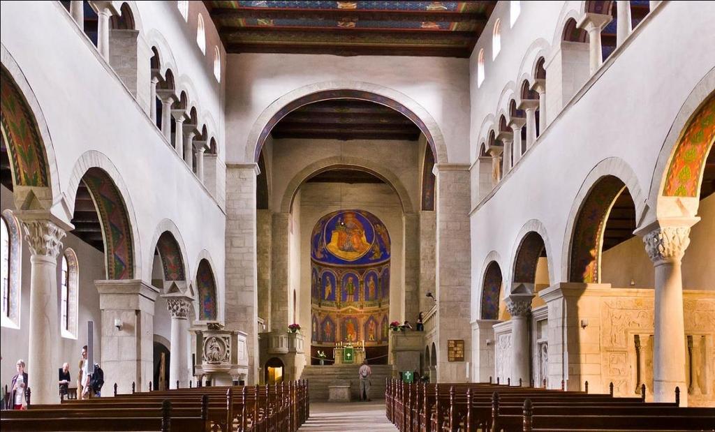 A templomok méretét rendeltetésük szabja meg. Fő részei az előcsarnok, a hosszház, a keresztház és a kórus vagy szentély, továbbá a felszerelés tárolására és a pap felkészülésére szolgáló sekrestye.