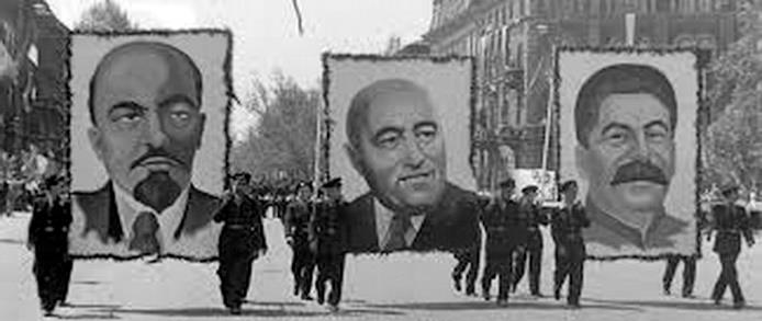 Lenin, Rákosi és Sztálin arcképe egy felvonuláson Rákosi Mátyás kommunista pártvezér 1947-ben kimondta, hogy a fordulat éve következik. Mit jelent ez a rövid mondat, hogy fordulat éve?