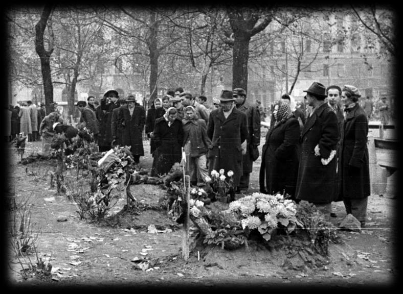 Mi lehet a kedvessel, A szíved érte dobog. Elcsitultak a zajok A csönd fagyos. Megdermedt az éltető álom Sirattátok a barátot, s szabadságot Apám és anyám jó, hogy itt maradtatok.