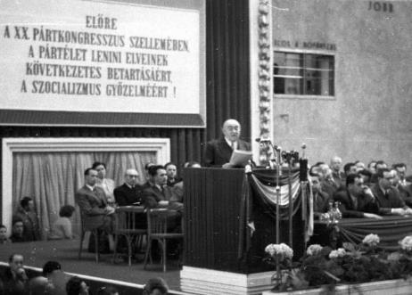 Rákosi Mátyás szónokol (1956. V. 18.) Magyarország népe sokat szenvedett. Sztálin a Szovjetunióba szállíttatott 300.000 embert. Halálos ítéletet hoztak 477 esetben.