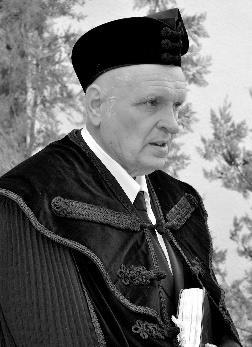 DR. KIS BOÁZ lelkipásztor, zsinati tag 1 Emlékek Csákvárról 1956 kapcsán Édesapám, vitéz Kis Boáz Dezső, édesanyám Urházy Irén 1956-os forradalmi tevékenységét nem lehet megérteni, csak a vértesacsai