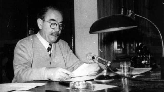 Nagy Imre a Rádió mikrofonja előtt Az ország örömmel hallgatta rádióbeszédét, amelyben a jegyrendszer eltörlését, a gazdák megbecsülését, az internálások és kitelepítések megszüntetését, az egyház és
