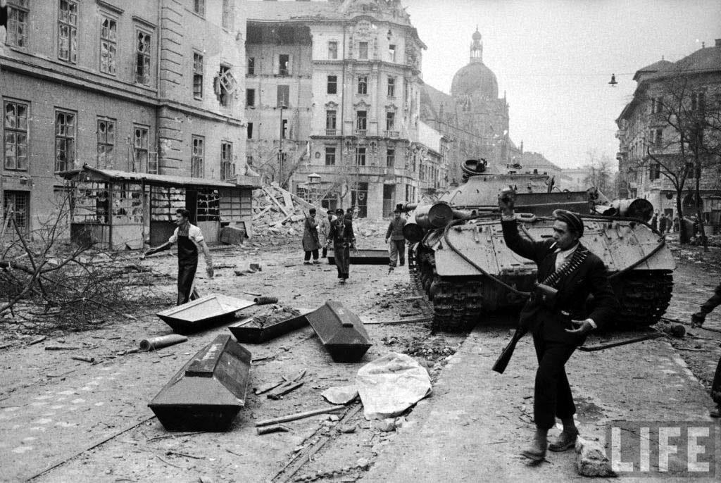 34 Ostromállapot November 4-én 5 óra 5 perckor ágyúdörgésre ébredt Budapest és az ország népe, a vezetékes rádión hallgathatták széles körben az egész országban az eseményeket.