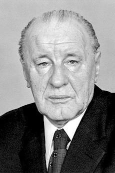 Dr. Kormány Károly elnök így védekezett: Hogy ne emlékeznék, kihallgató elvtárs, mikor éppen maga ment előttem, én önt követtem. Erre elhallgatott. A forradalom azonban nem 1956.