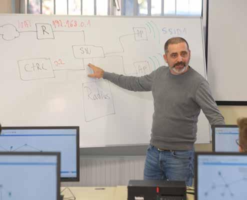 Felsőoktatási szakképzés Mérnökinformatikus [Rendszergazda] A képzési idő: nappali és levelező tagozaton is 4 félév Oklevélen szereplő végzettség: Felsőfokú rendszergazda