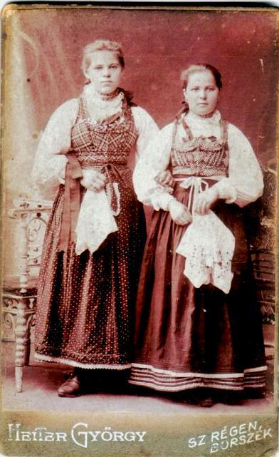 rákötve. Asszony itt sem járhatott ki a házból soha fejkendő nélkül, s ez a ruhadarab maradt el legutoljára, még a polgári ruhához is feltették.