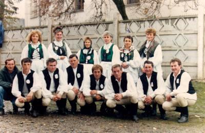 148 meg. Ezt is ráncolták derékban, pántjai kiszélesedve, hátul, középen csokorra kötve, s 20-30 centire a masnitól lelógtak a szoknyán.