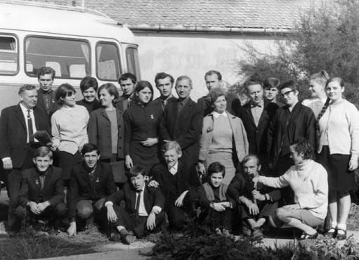 Kultúrkörúton Baranyában a vörösváriakkal. Vezetőjük Hidas György és táncoktatójuk Lányi Ágoston között állok. [Kiss Gáborné] gyakorlata.