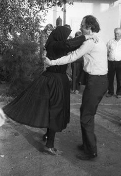 Csárdás. Kartal (Pest-Pilis-Solt-Kiskun m.) Fotó: Szabó Jenő, 1976. De kiderült, hogy nagyon sok helyen semmi köze nincsen hozzá. Hogy a zárlat nem esik egybe a zenei kadenciával, s egyebek.