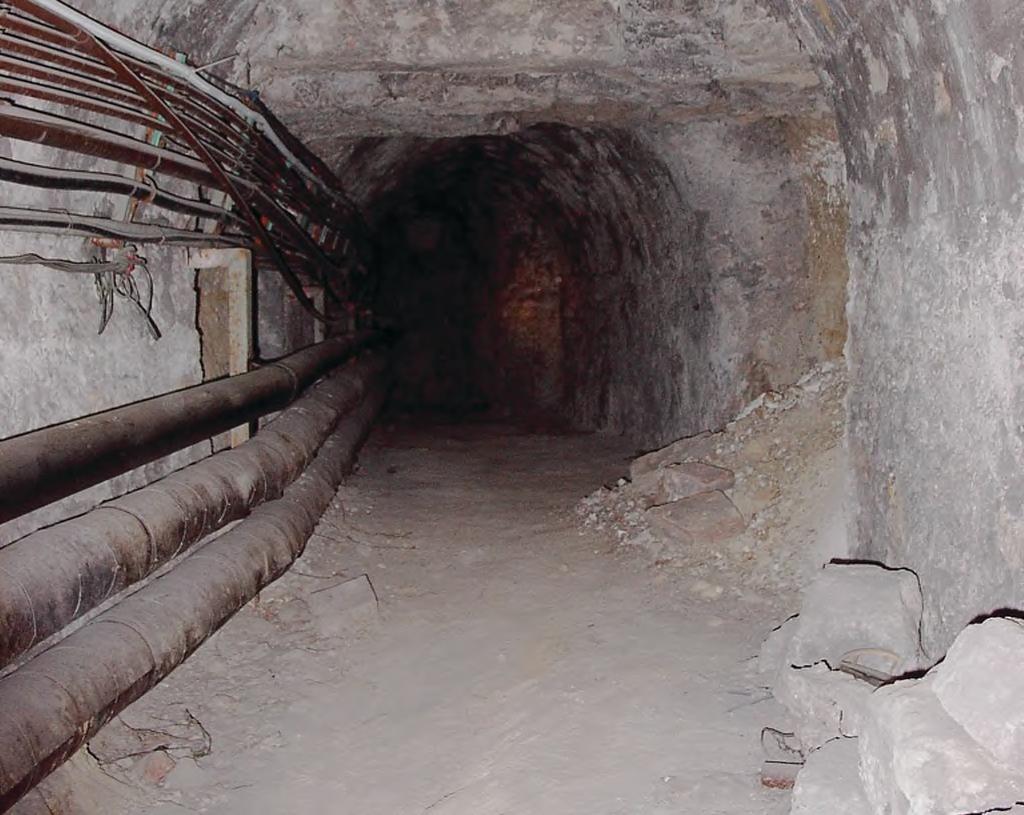10. A földalatti vízvezeték folyosó részelte a Karmelita épületegyüttes alatt. A Szerző felvétele 2004. 04.