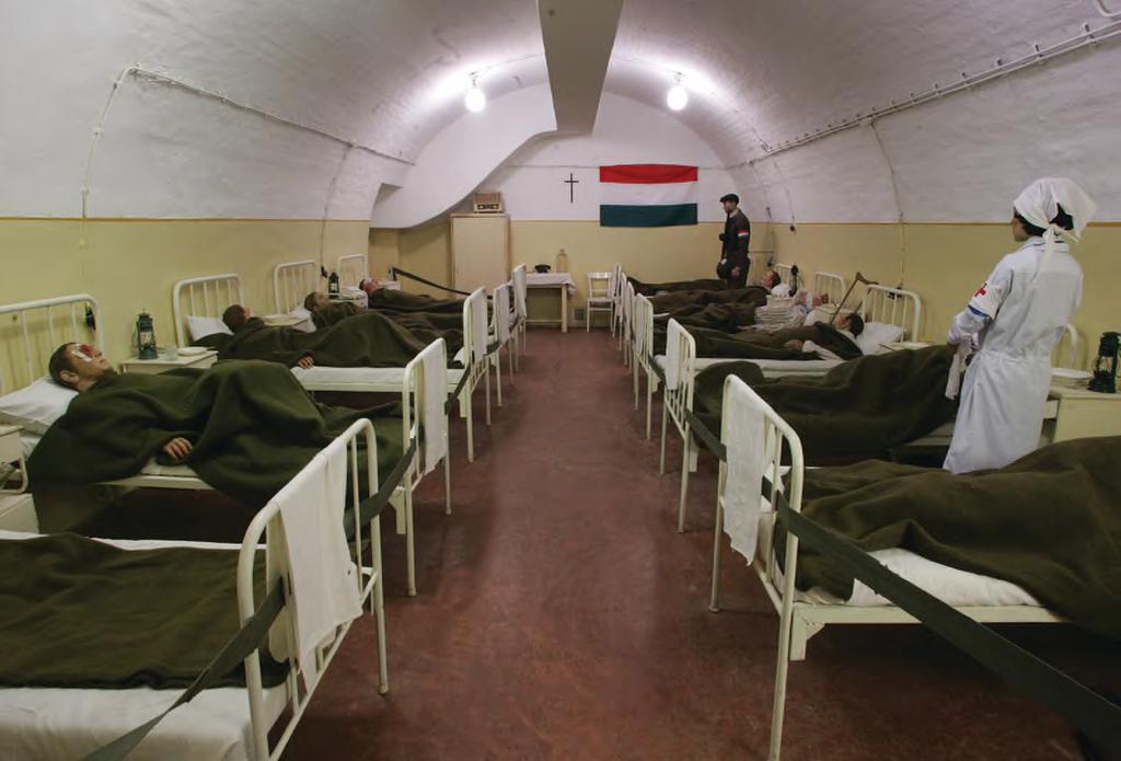 24. A Sziklakórház egyik régebbi kiállítása. (A Szerző felvétele 2008. 03. 13-án) A fenti, változatos funkciópaletta lehetséges, hogy a közeljövőben bővülni is fog.