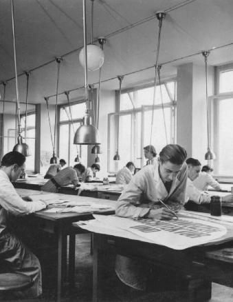 A grafikus szakma kialakulása 1915-től A grafikus szakma nem létezett egészen a XX.