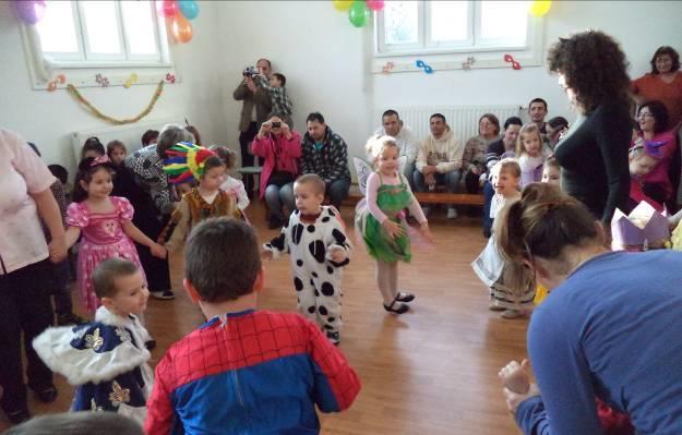 fel rokonok, ismerősök, érdeklődők társaságában.