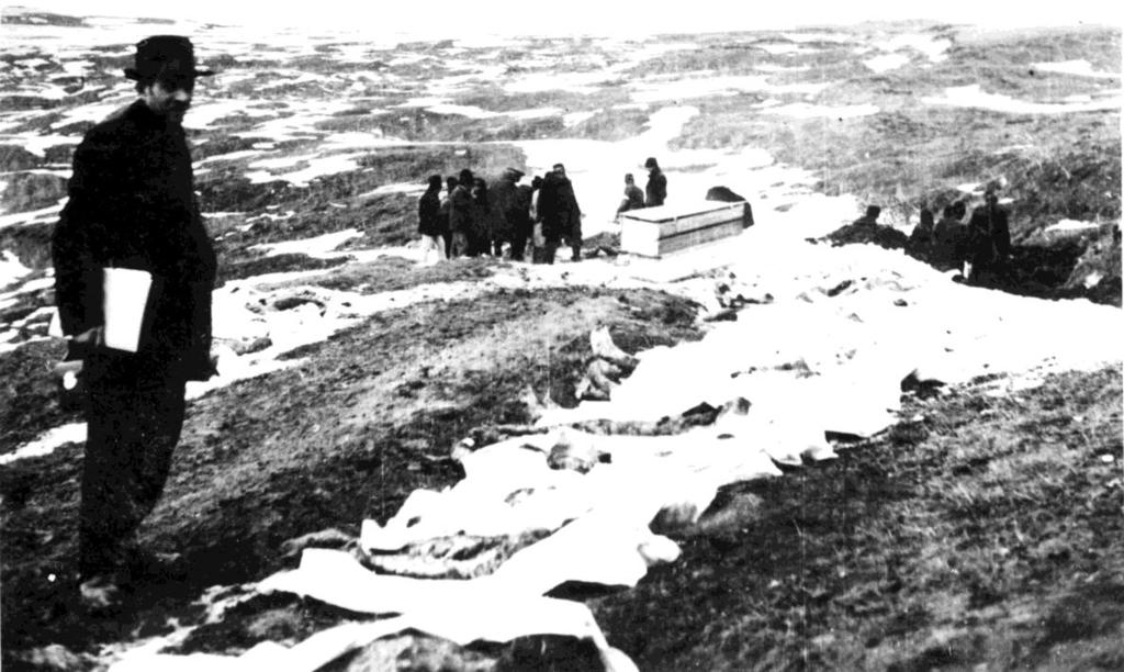 Az exhumálás Pusztakamarás határában 1945. február 21-én. 57 A vizsgálatot a júniusban felállított kihelyezett részlege, a kolozsvári népbíróság folytatta.