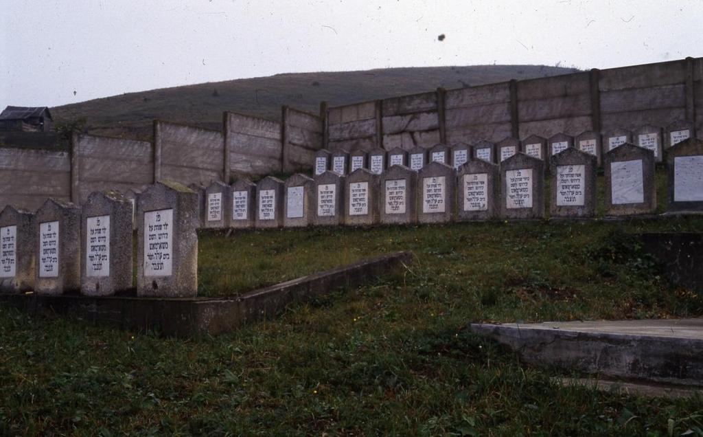 A nagysármási áldozatok sírhelyei 1986-ban.