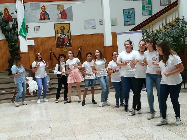 Transznacionális együttműködések megvalósítása a szervezésében 46 A Fráter György Katolikus Gimnázium Kiskórusa Miskolcon, az iskola zenei rendezvényén mutatta be produkcióját (kalotaszegi legényes,
