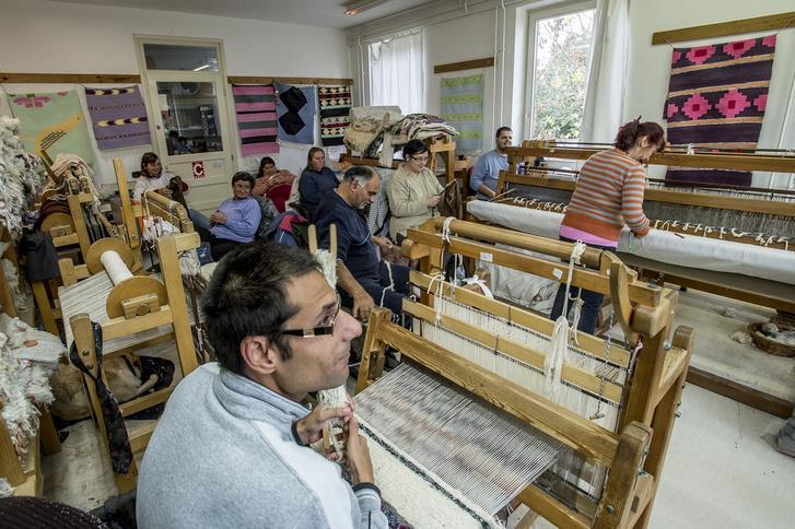 Transznacionális együttműködések megvalósítása a szervezésében 52 A korongozás és a szövés ellenben nagy népszerűségnek örvend. A fazekas műhelyben készülnek tálak, kancsók, poharak, szappantartók.