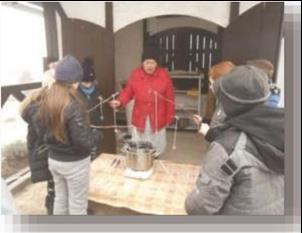 A gyertyamártó műhelyben a gyertyakészítés történetével és alapanyagaival ismerkednek meg a diákok.