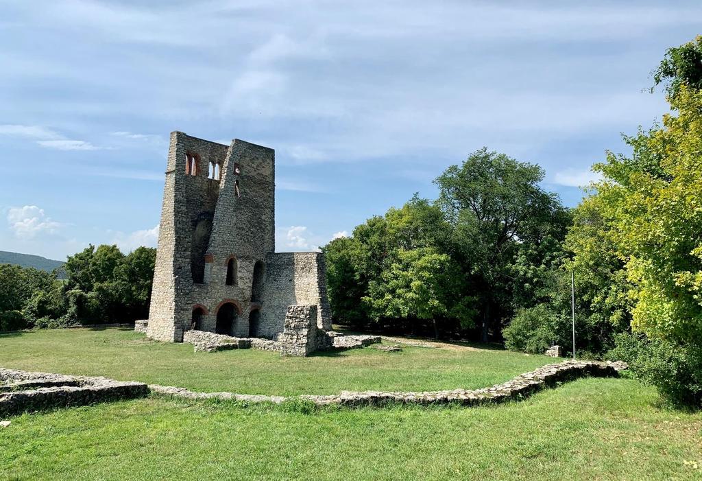 ÉLMÉNYEK, TÚRÁK Tudjátok, hogy a mai Dörgicse területén 3 település is létezett, 3 kőtemplommal? Dörgicse, a Bakonyalján, szőlőhegyekkel körbevett medencében, a Balatontól 4 kmre fekszik.