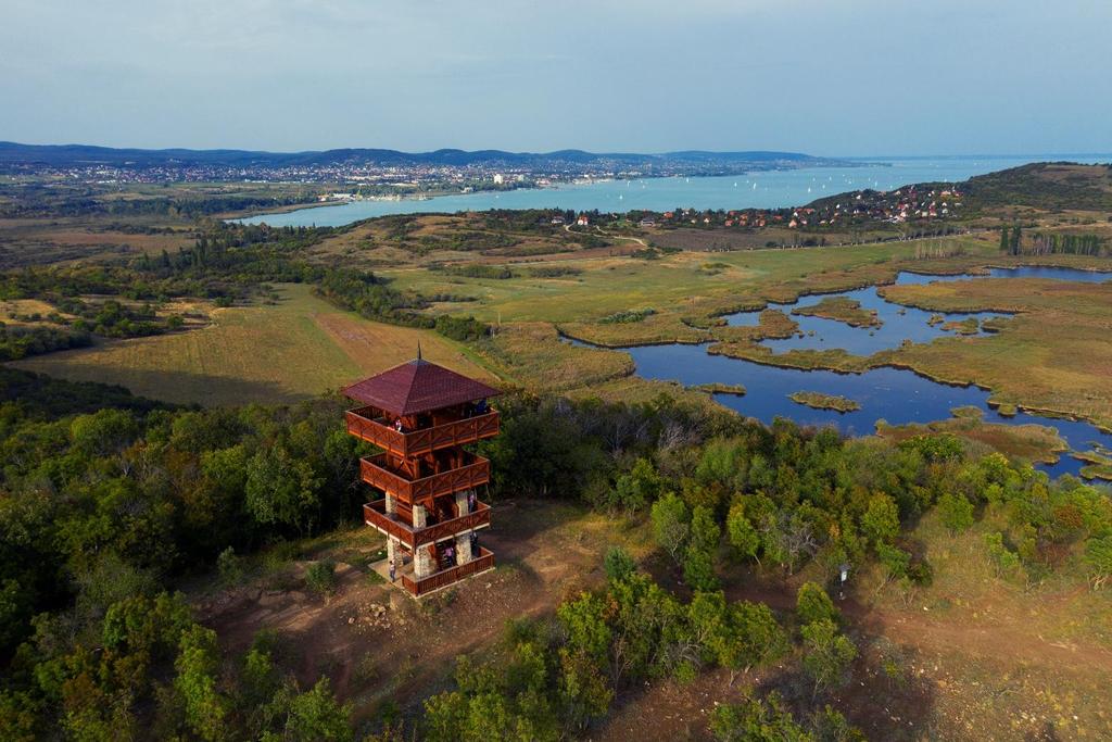 ÉLMÉNYEK, TÚRÁK A legendák nyomában... A Balatonba nyúló félszigeten fekvő Tihany az ország egyik legszebb települése.