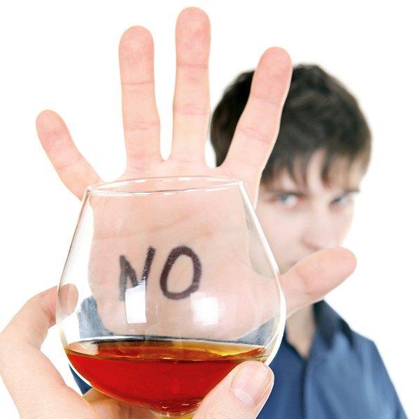 Az ivás gyakorisága a családban: egy fiatal nagyobb valószínűséggel válik rendszeres fogyasztóvá, ha legalább egyik családtagja minden héten iszik.