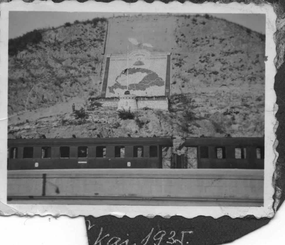 A tokaji országzászló 1935-ben Forrás: Deákné Bobok Katalin magángyűjteménye Az avatás utáni első ünnepséget 1935. március 15-én tartották, amelyet április 7-én a Rákóczi emlékünnep követett.