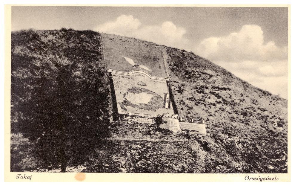 A tokaji országzászló (korabeli képeslap) Forrás: Dr.