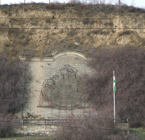 Az Tokaji Országzászló Emlékmű helyreállítása A Tokaji Országzászló Emlékmű 1950-es évektől elhanyagolt állapotba került, javarészt széthordták az építőanyagot, s csak az alapja maradt