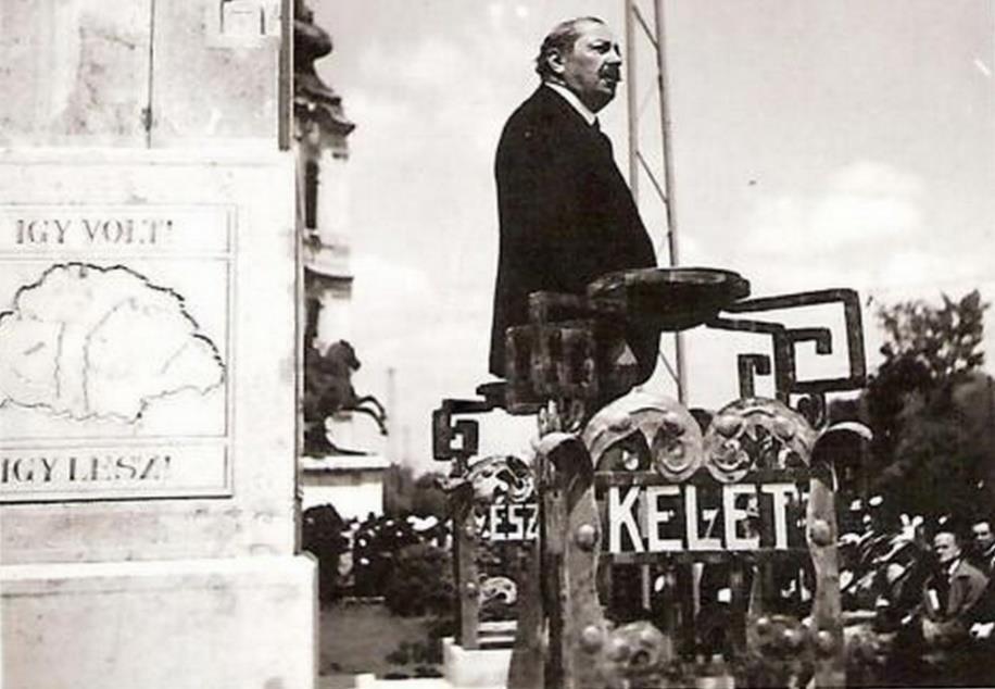 Urmánczy Nándor a jászberényi országzászló avatóünnepségén (1935. június 2.