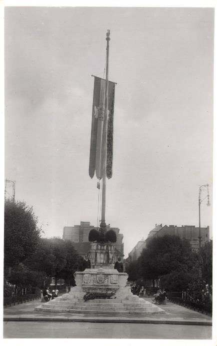 A Szabadság téri Ereklyés Országzászló (korabeli képeslap) Forrás: Zempléni Múzeum 114952 Az Ereklyés Országzászló 1929 májusában nyerte el végleges formáját, amikor a