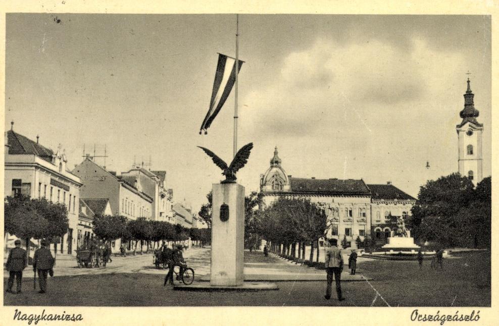 A Mura-Dráva vidéki országzászló (korabeli képeslap) Forrás: Zempléni Múzeum, 157045 A történelmi igazság reményét szimbolizáló emlékmű helyi, sőt megyei kereteket is messze felülmúló felavatási