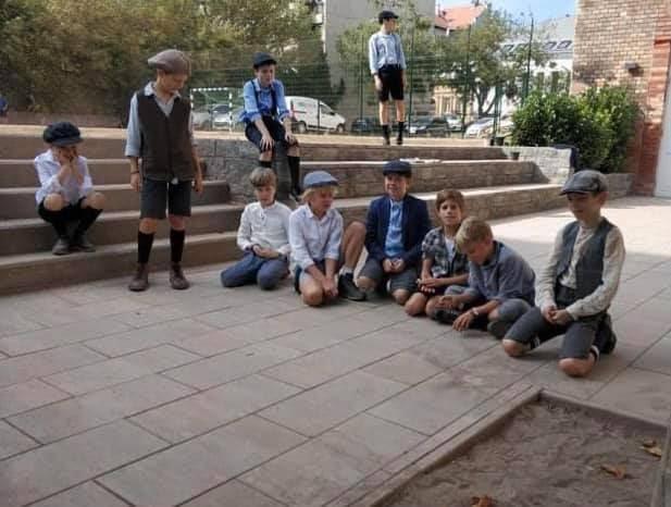 tanrendben tanulnak. Külön van fiú és lány iskola, visszatért a magázódás is!