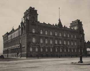 Budapest 1944-es ostroma idején a nyugati homlokzatot több belövés is érte, de az