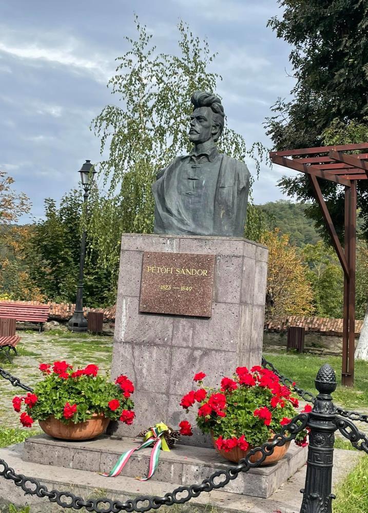ÖTÖDIK NAP És elérkezett az utolsó nap. Úton hazafélé azonban még két program várt ránk. Az első megállónk Fehéregyházán volt. Petőfi kútjánál, ahol utoljára látták élve a költőt.