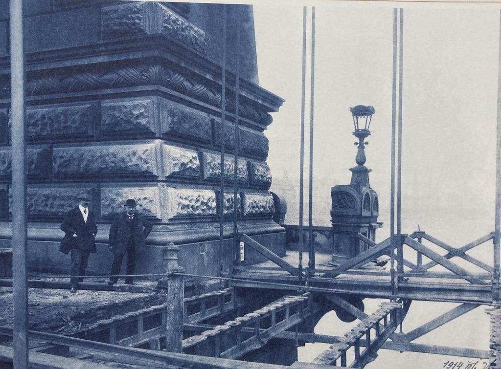 mértékben ellátni. A 3.6. ábrán jól megfigyelhető egyrészt a fa merevítőtartó pályaszint alatti része, valamint a híd korlátja, másrészt a feltűnő hasonlóság a két szerkezeti rész között. [5][6] 3.6. ábra: Az 1849-es szerkezet fa járdája és faszerkezetű merevítőtartója [6].