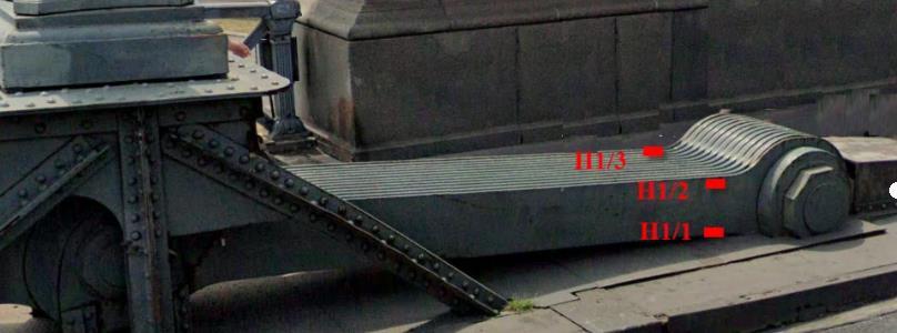 5.2.1. Hídfők A hídfőknél egy mérőhelyen 4-4 db nyúlásmérő bélyeg került felhelyezésre az 5.6. ábrán szemléltetett módon. 5.6. ábra: Nyúlásmérő bélyegek elhelyezkedése az iránytörő saruk mellett.