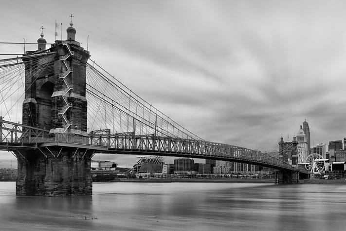 2.3. ábra: John Roebling ferdekábeles hídja az Ohio folyó fölött [14]. 2.2. Lánchidak szerkezeti kialakítása A lánchíd-szerkezet a függőhidak egyik nagy csoportja a kábelhidak mellett.